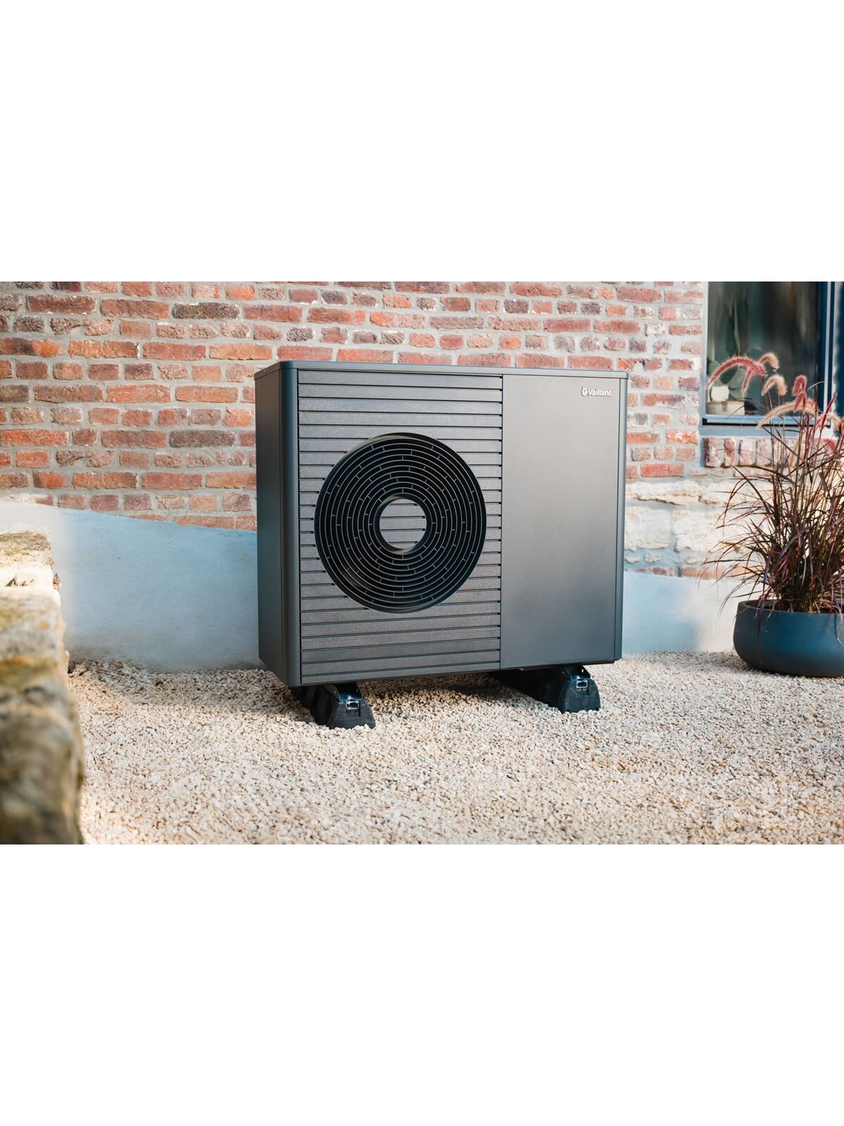 Šilumos siurblys oras/vanduo aroTHERM pro R290 VWL 75/7.1 A 230V (monoblokas)